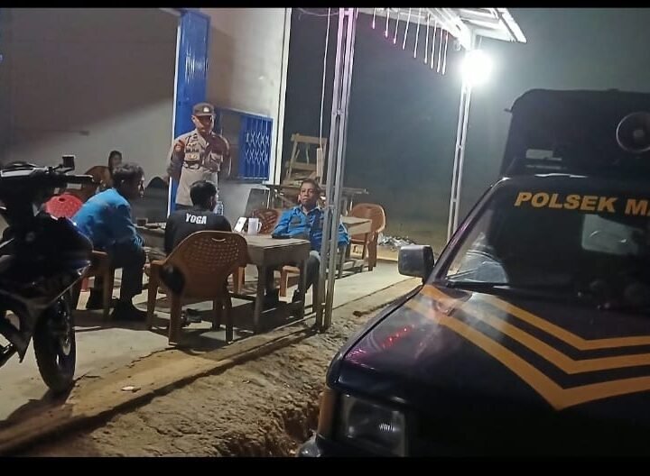 Polisi Temui Warga di Tengah Patroli Malam, Imbauan Keamanan Langsung Disampaikan