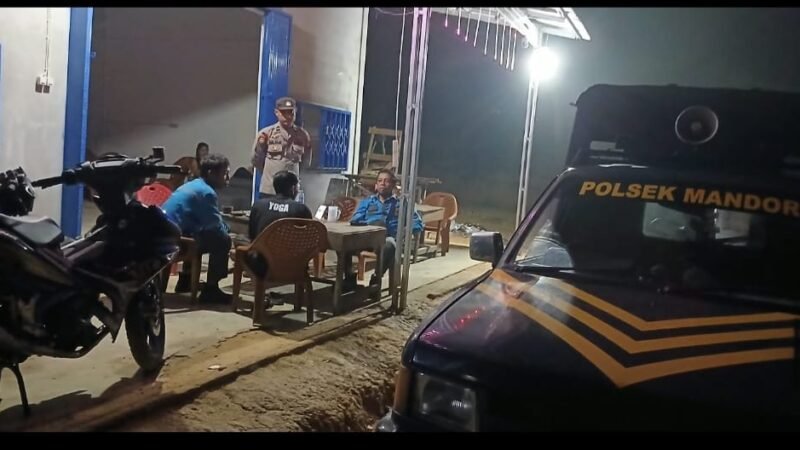Polisi Temui Warga di Tengah Patroli Malam, Imbauan Keamanan Langsung Disampaikan
