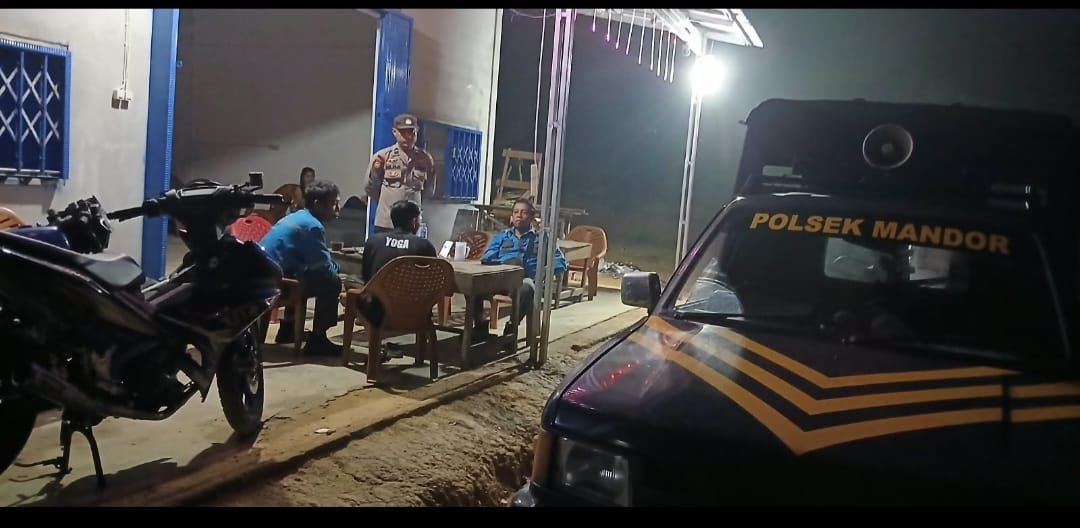 Polisi Temui Warga di Tengah Patroli Malam, Imbauan Keamanan Langsung Disampaikan