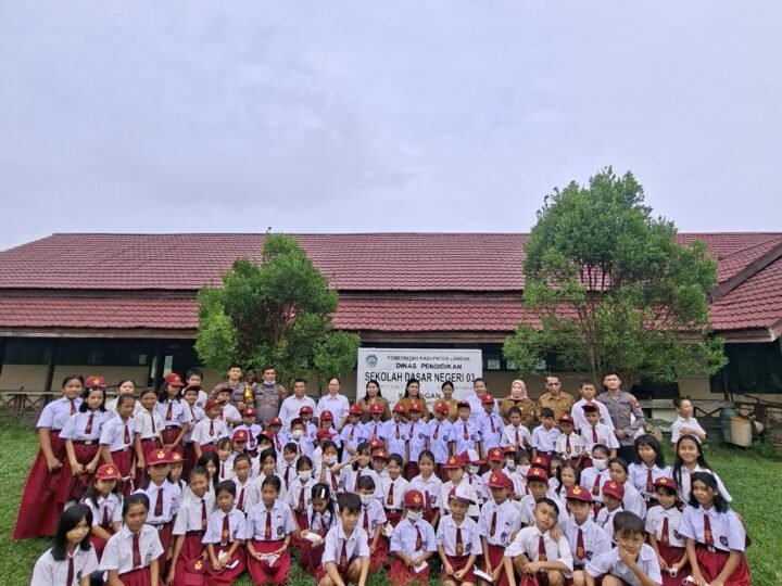 Senyum Ceria Siswa SDN 03 Karangan Sambut Kepedulian Polres Landak melalui Bantuan Seragam Sekolah