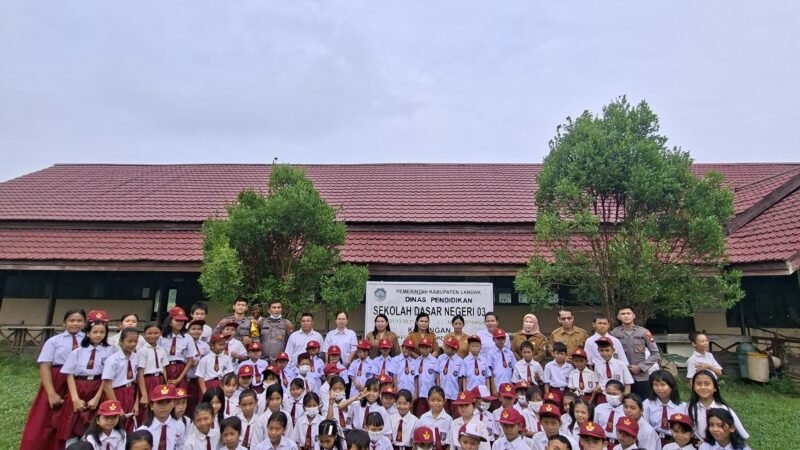 Senyum Ceria Siswa SDN 03 Karangan Sambut Kepedulian Polres Landak melalui Bantuan Seragam Sekolah