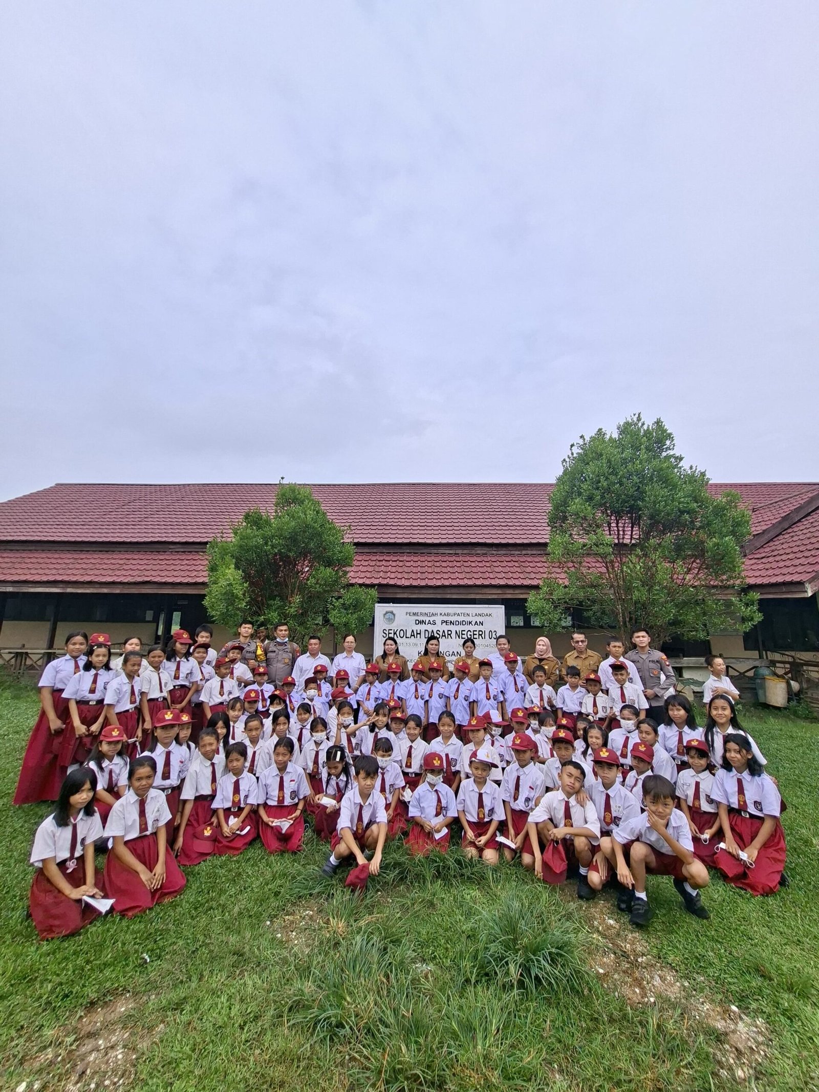 Senyum Ceria Siswa SDN 03 Karangan Sambut Kepedulian Polres Landak melalui Bantuan Seragam Sekolah