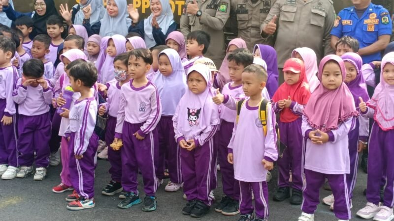 Pakai Mobil Patroli Satpol PP, Puluhan Anak TK Aisyiyah Bustanul Athfal Kunjungi Mako Damkarmat Medan