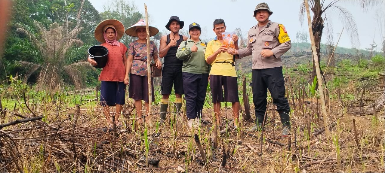 Semangat Tak Kenal Cuaca, Bhabinkamtibmas dan Petani Serta PPL Kompak Tanam Jagung di Pawis Hilir