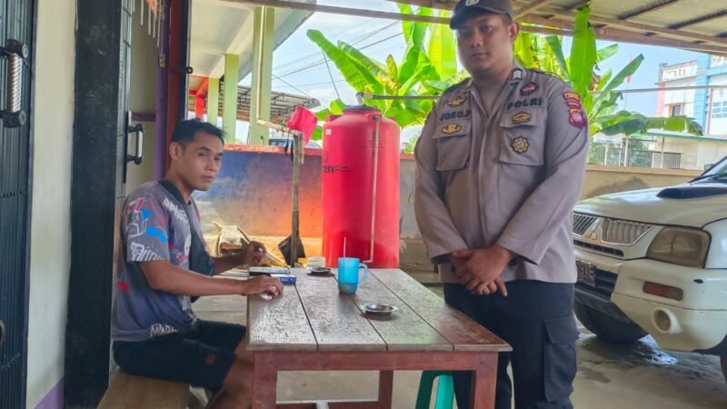 Usai Patroli di Lokasi Rawan Pencurian, Polisi Sambangi Warga yang Tengah Bersantai