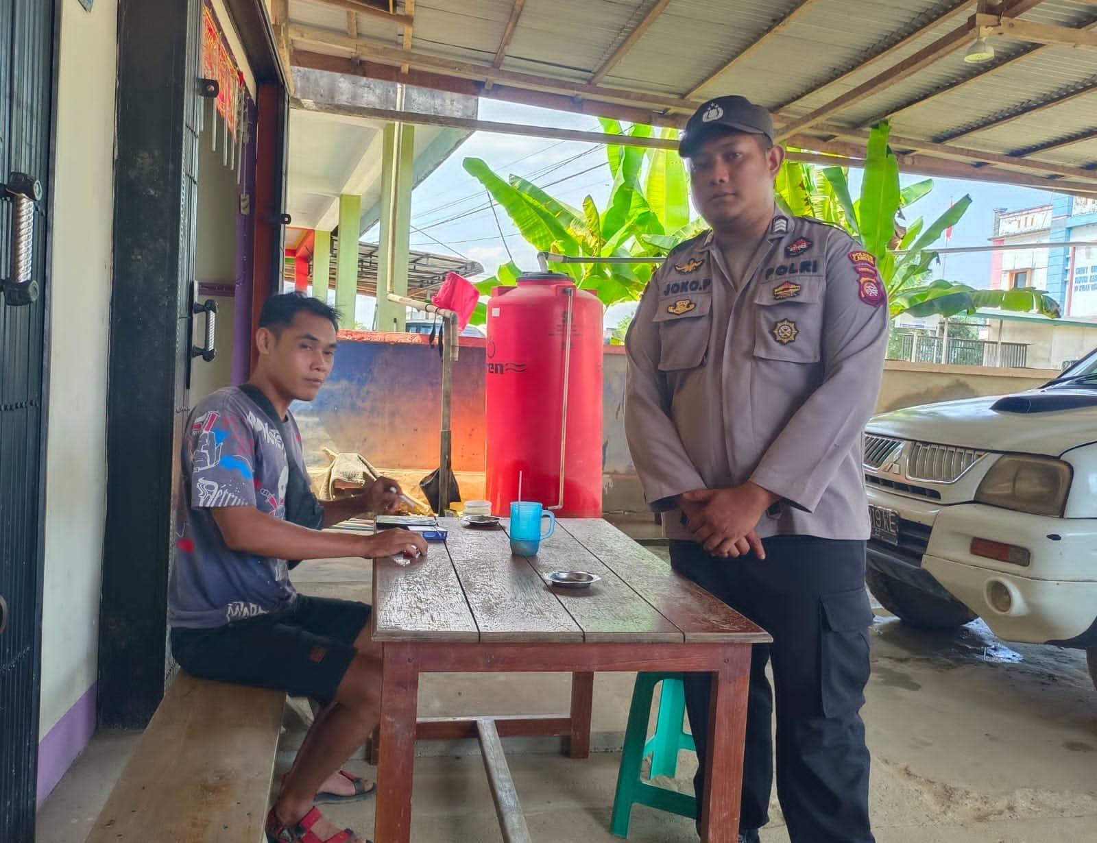 Usai Patroli di Lokasi Rawan Pencurian, Polisi Sambangi Warga yang Tengah Bersantai