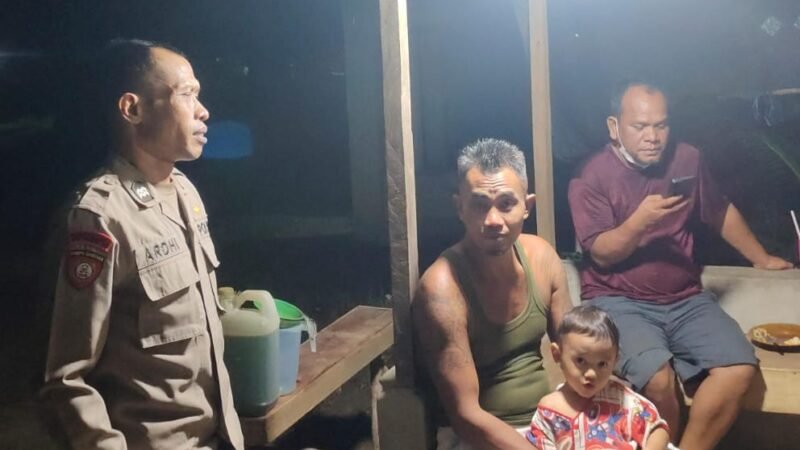 “Cegah Bobol Rumah, Polisi Sebangki Sambangi Warga di Tengah Patroli Malam”