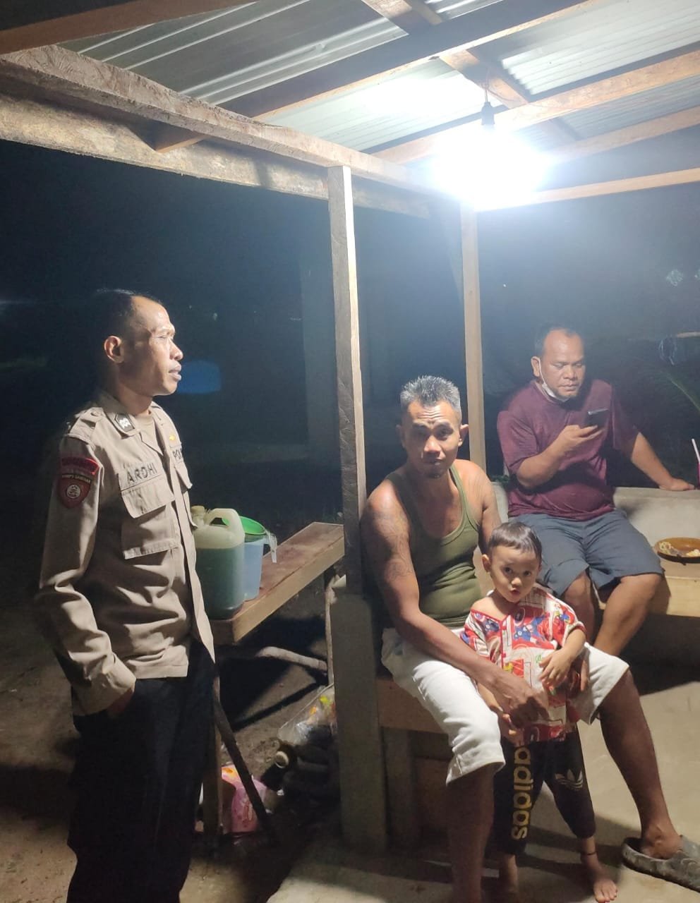 “Cegah Bobol Rumah, Polisi Sebangki Sambangi Warga di Tengah Patroli Malam”