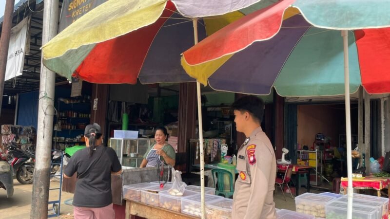“Saat Patroli, Polisi Sengah Temila Berhenti Temui Warga Penjual Kue, Ini Pesan yang Disampaikan”