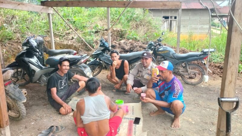 “Sambangi Warga Saat Lepas Lelah, Bhabinkamtibmas Ajak Tingkatkan Kewaspadaan”