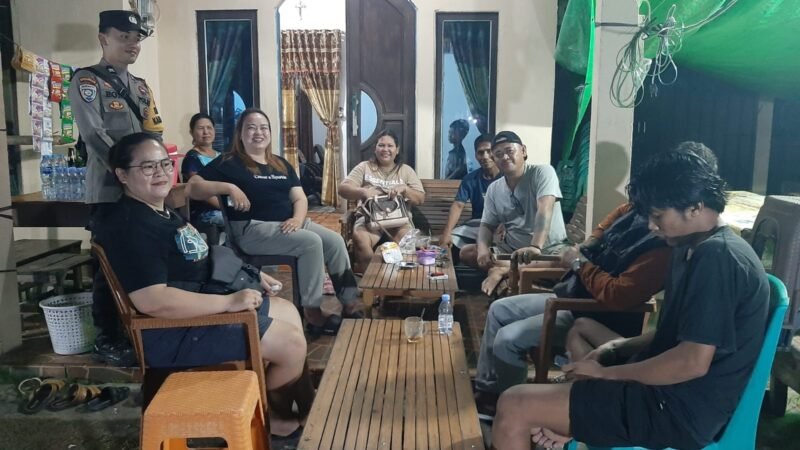 Tak Kenal Waktu, Bhabinkamtibmas Tetap Sambangi Warga hingga Malam Hari
