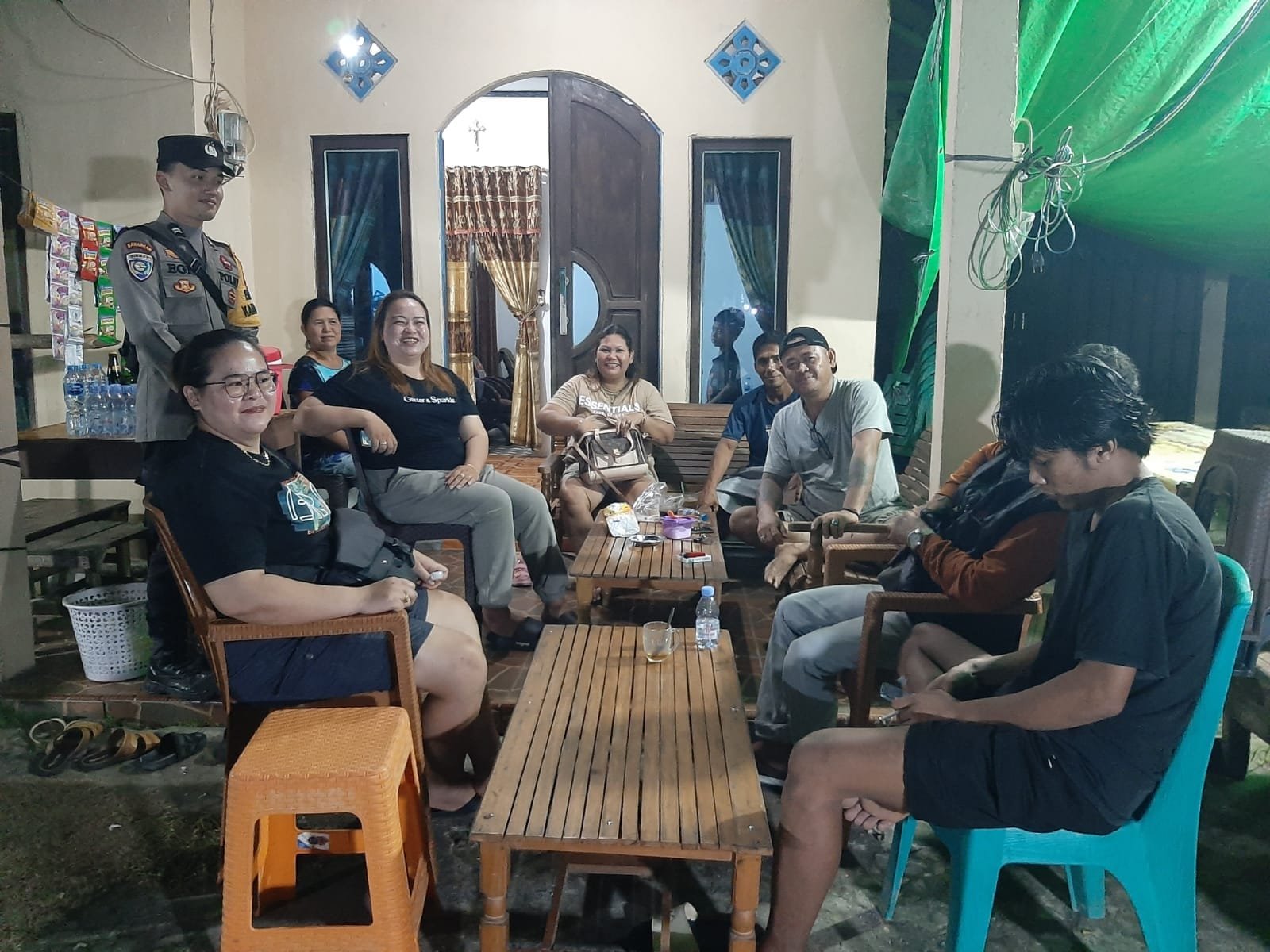 Tak Kenal Waktu, Bhabinkamtibmas Tetap Sambangi Warga hingga Malam Hari