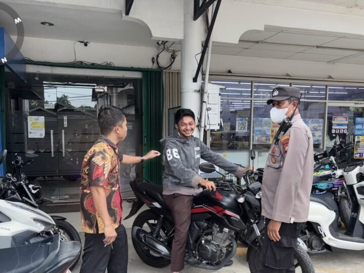 Saat Warga Berbelanja, Polisi Hadir Berikan Imbauan Cegah Kejahatan
