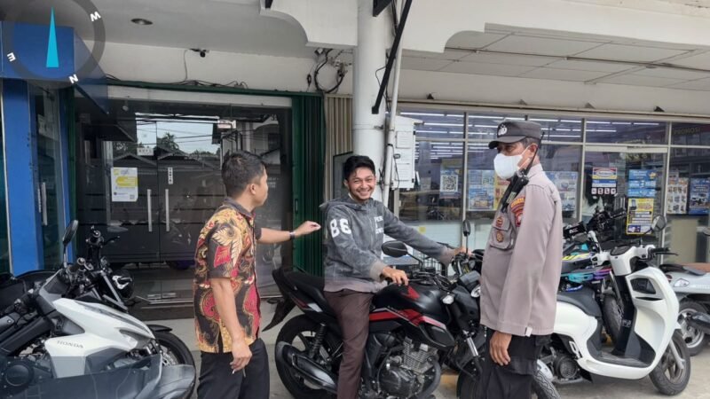 Saat Warga Berbelanja, Polisi Hadir Berikan Imbauan Cegah Kejahatan