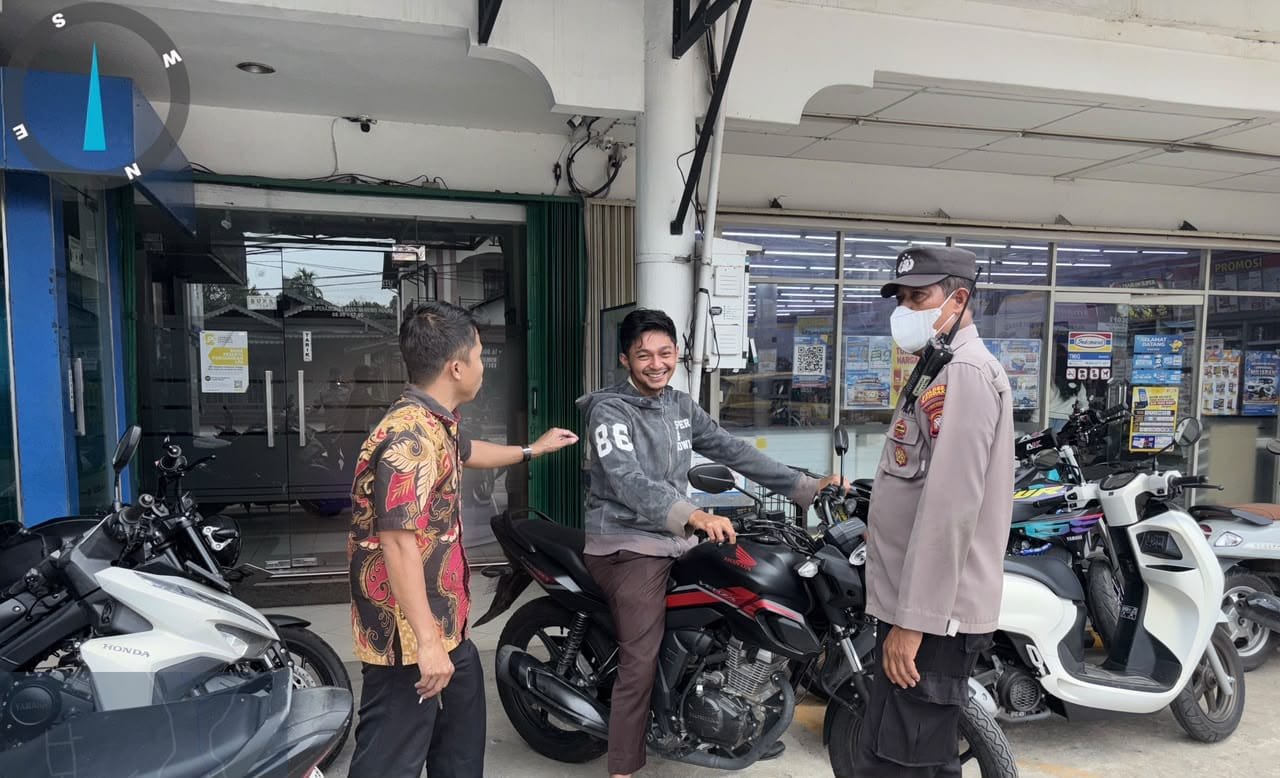 Saat Warga Berbelanja, Polisi Hadir Berikan Imbauan Cegah Kejahatan
