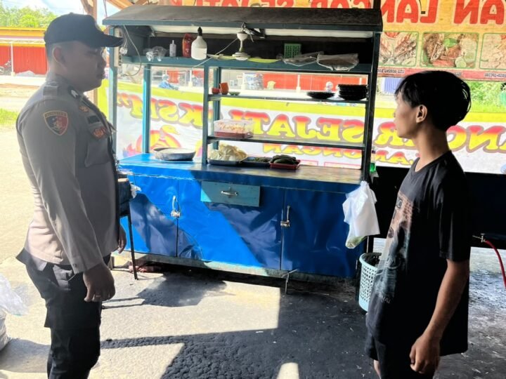 Sambangi Warga Saat Patroli Siang, Polsek Sungai Tebelian Tegaskan Bahaya Judi Online