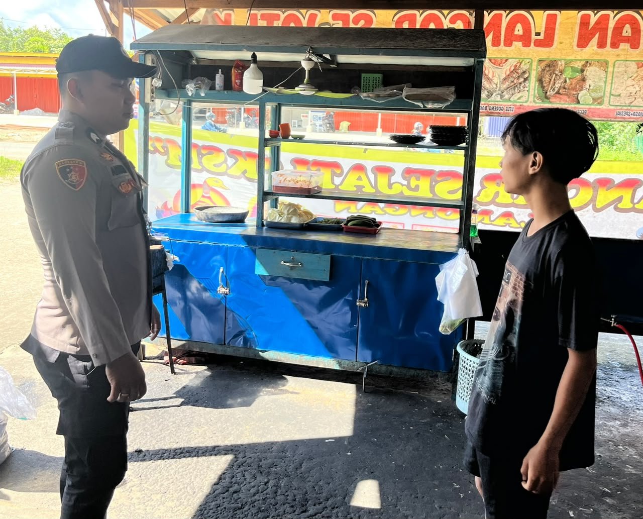 Sambangi Warga Saat Patroli Siang, Polsek Sungai Tebelian Tegaskan Bahaya Judi Online