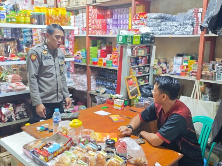 Sambangi Toko Saat Patroli Siang, Polisi Ingatkan Pemilik Waspada Uang Palsu