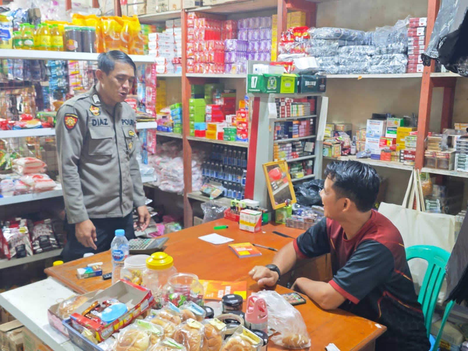 Sambangi Toko Saat Patroli Siang, Polisi Ingatkan Pemilik Waspada Uang Palsu