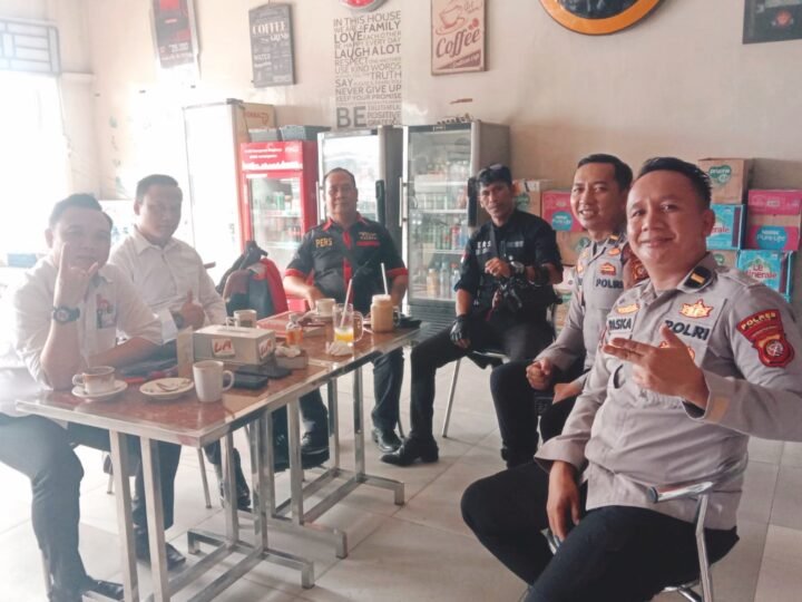 Ngopi Sambil Kompos, Bagbinkar SDM Polres Landak Ingatkan Warga Bahaya Karhutla