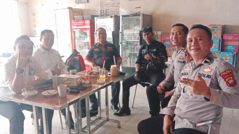 Ngopi Sambil Kompos, Bagbinkar SDM Polres Landak Ingatkan Warga Bahaya Karhutla