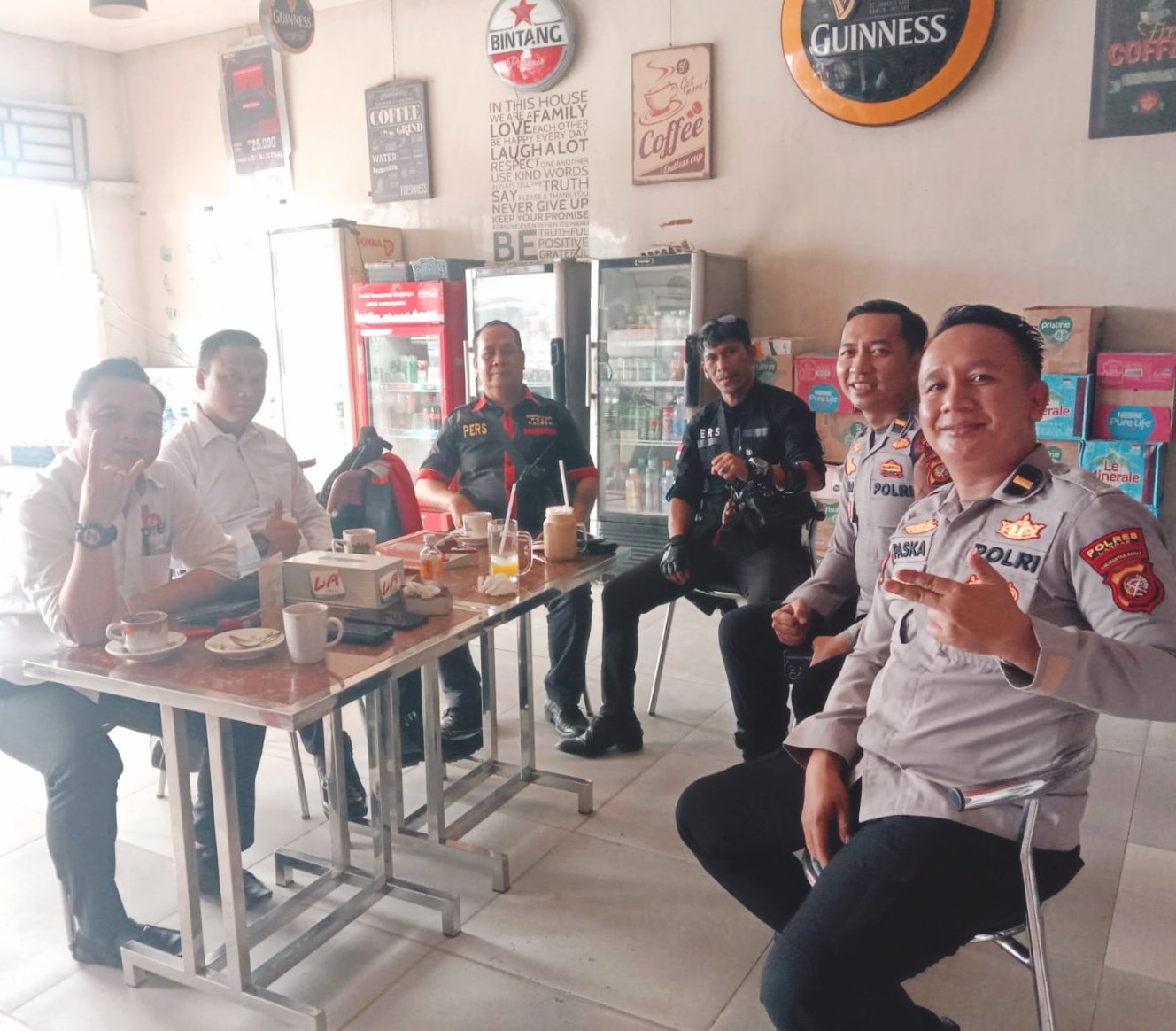 Ngopi Sambil Komsos, Bagbinkar SDM Polres Landak Ingatkan Warga Bahaya Karhutla