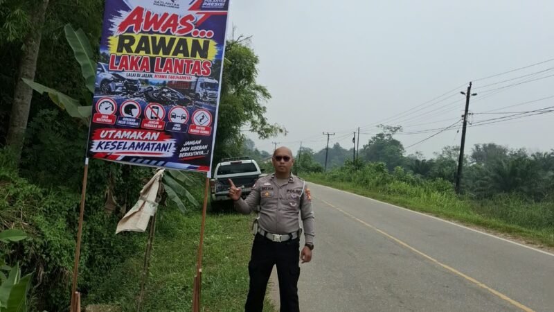 Sat Lantas Polres Landak Pasang Spanduk Peringatan di Dua Titik Rawan Kecelakaan
