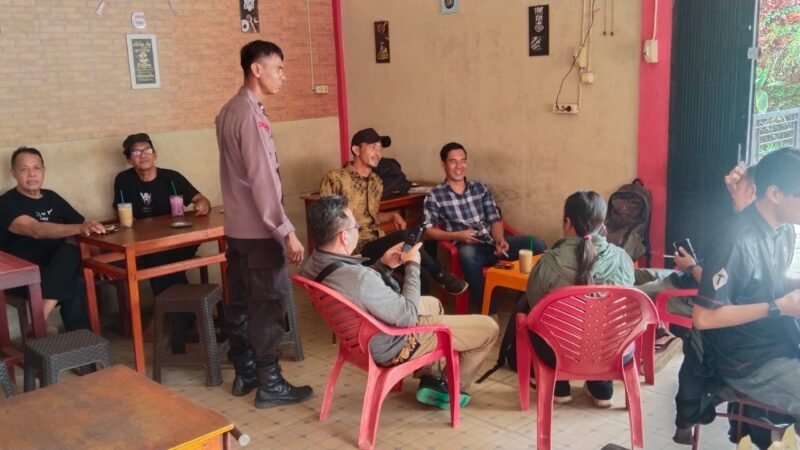 Asyik Ngobrol Sambil Menikmati Es, Warga Sengah Temila Disambangi Polisi Saat Patroli Siang Sambil Sampaikan Pesan Kamtibmas
