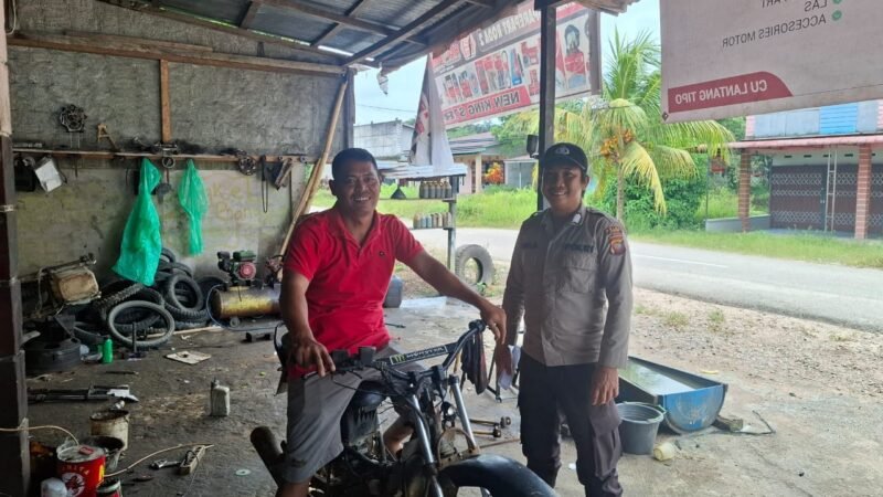 “Patroli Siang, Polsek Kuala Behe Sambangi Warga di Bengkel dan Sampaikan Imbauan Kamtibmas”