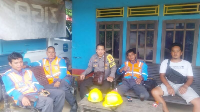 “Sambangi Petugas PLN, Bhabinkamtibmas Sebangki Ingatkan Utamakan Keselamatan Kerja”