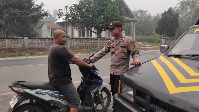 Patroli Siang, Polisi Sapa Warga di Tepi Jalan, Ingatkan Waspada Berbagai Kejahatan