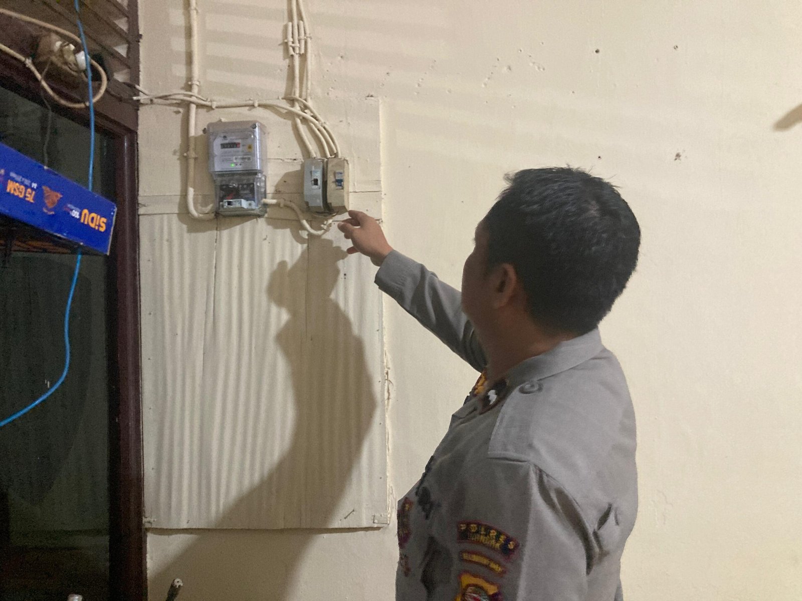 Samapta Polsek Menyuke Cek dan Kontrol Instalasi Listrik Cegah Kebakaran