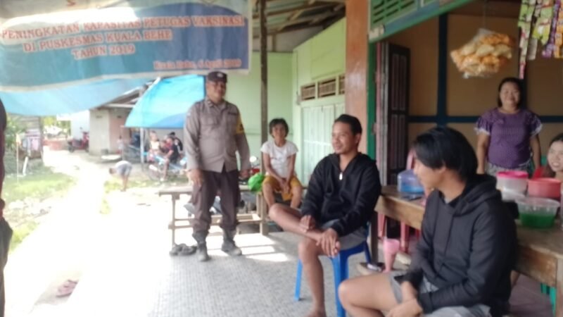 Patroli Dialogis Polsek Kuala Behe, Polisi Sambangi Warga dan Ingatkan Waspada Kejahatan