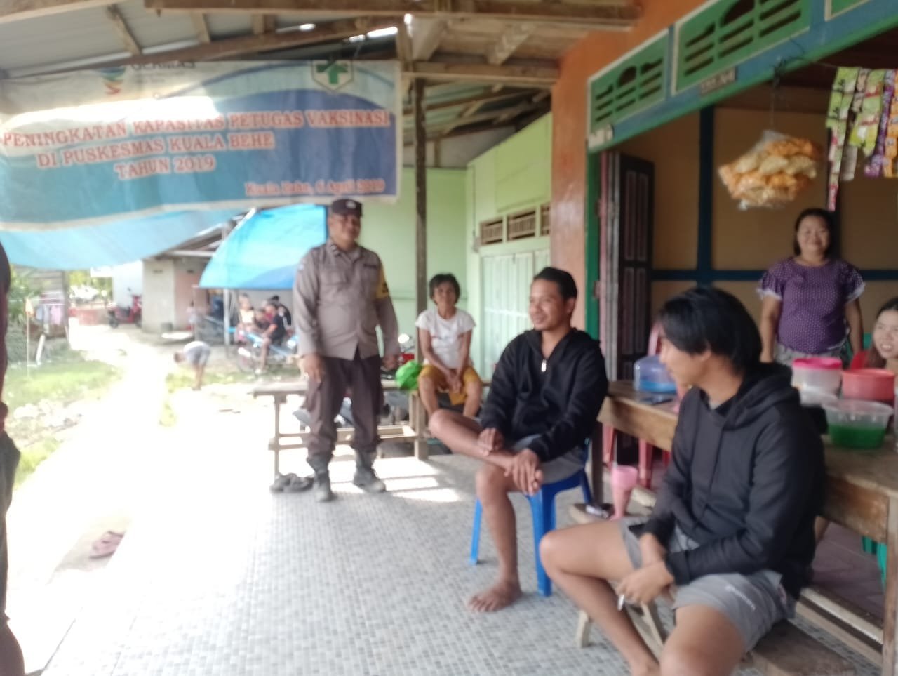 Patroli Dialogis Polsek Kuala Behe, Polisi Sambangi Warga dan Ingatkan Waspada Kejahatan