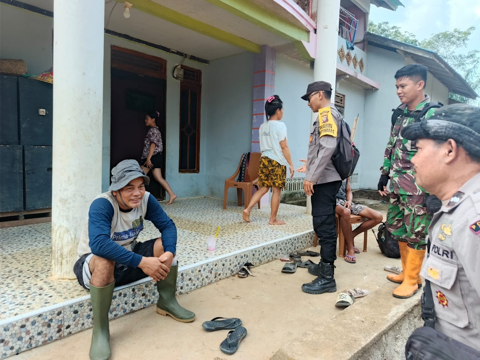 SINERGITAS TNI POLRI PATROLI KAMTIBMAS DI SIANG HARI, SAMPAIKAN PESAN KAMTIBMAS KEPADA MASYARAKAT