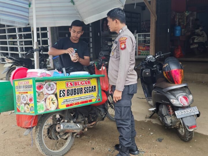 Penjual Es Keliling Disambangi Polisi Saat Patroli, Imbauan Keselamatan Jadi Perhatian