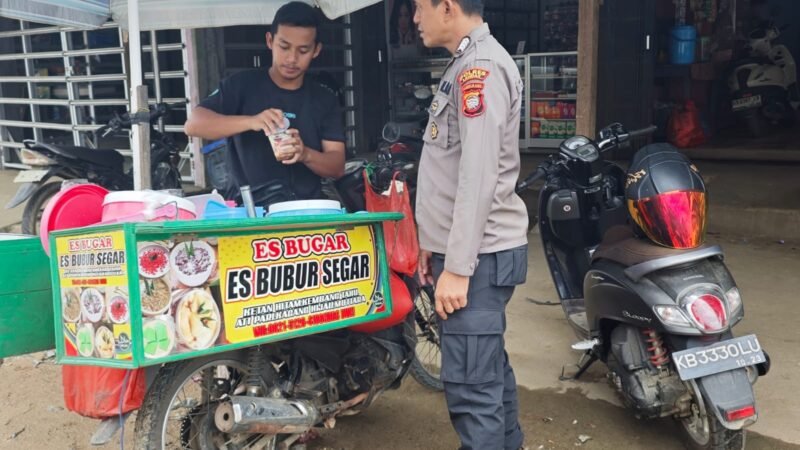 Penjual Es Keliling Disambangi Polisi Saat Patroli, Imbauan Keselamatan Jadi Perhatian