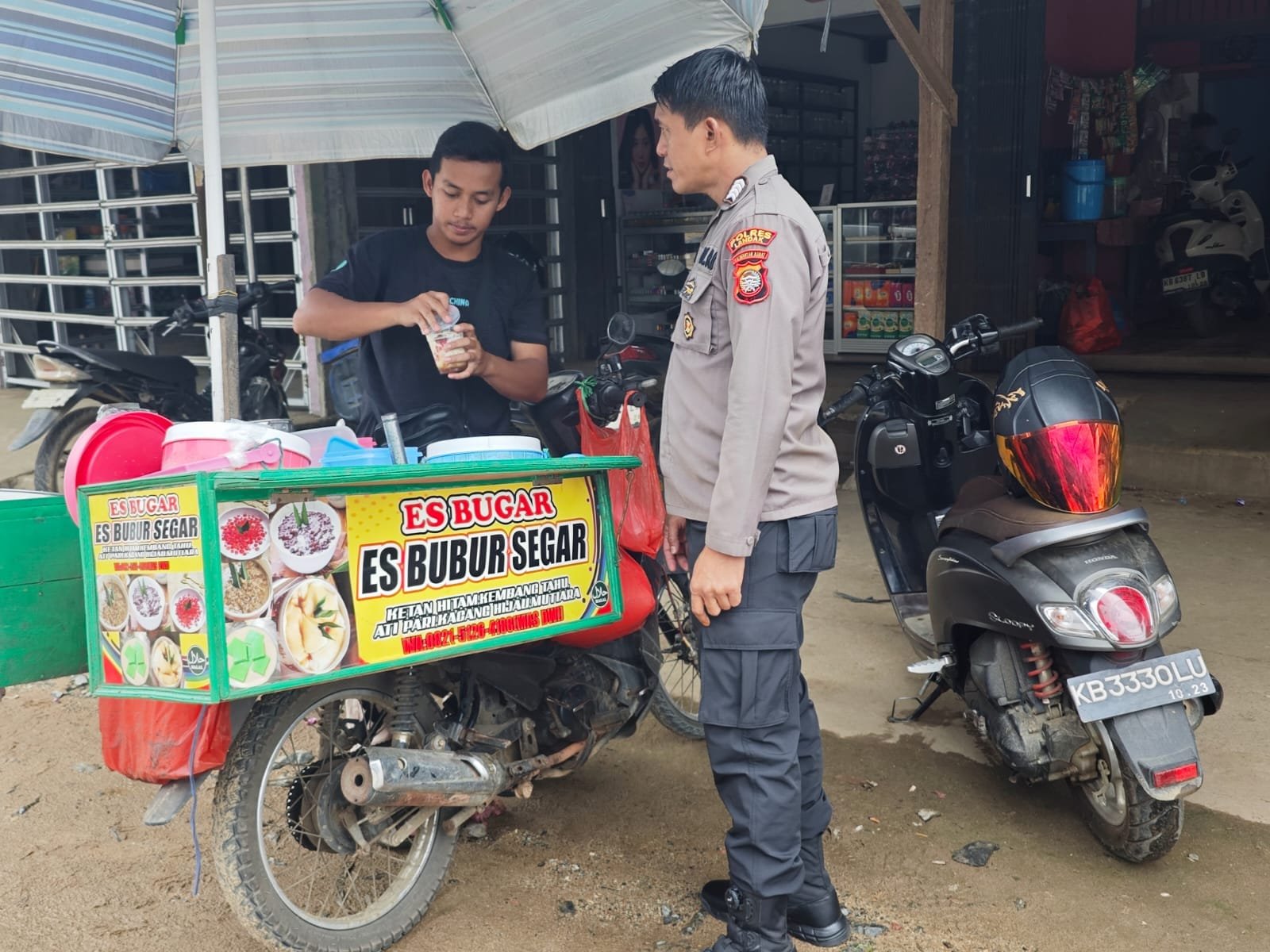 Penjual Es Keliling Disambangi Polisi Saat Patroli, Imbauan Keselamatan Jadi Perhatian