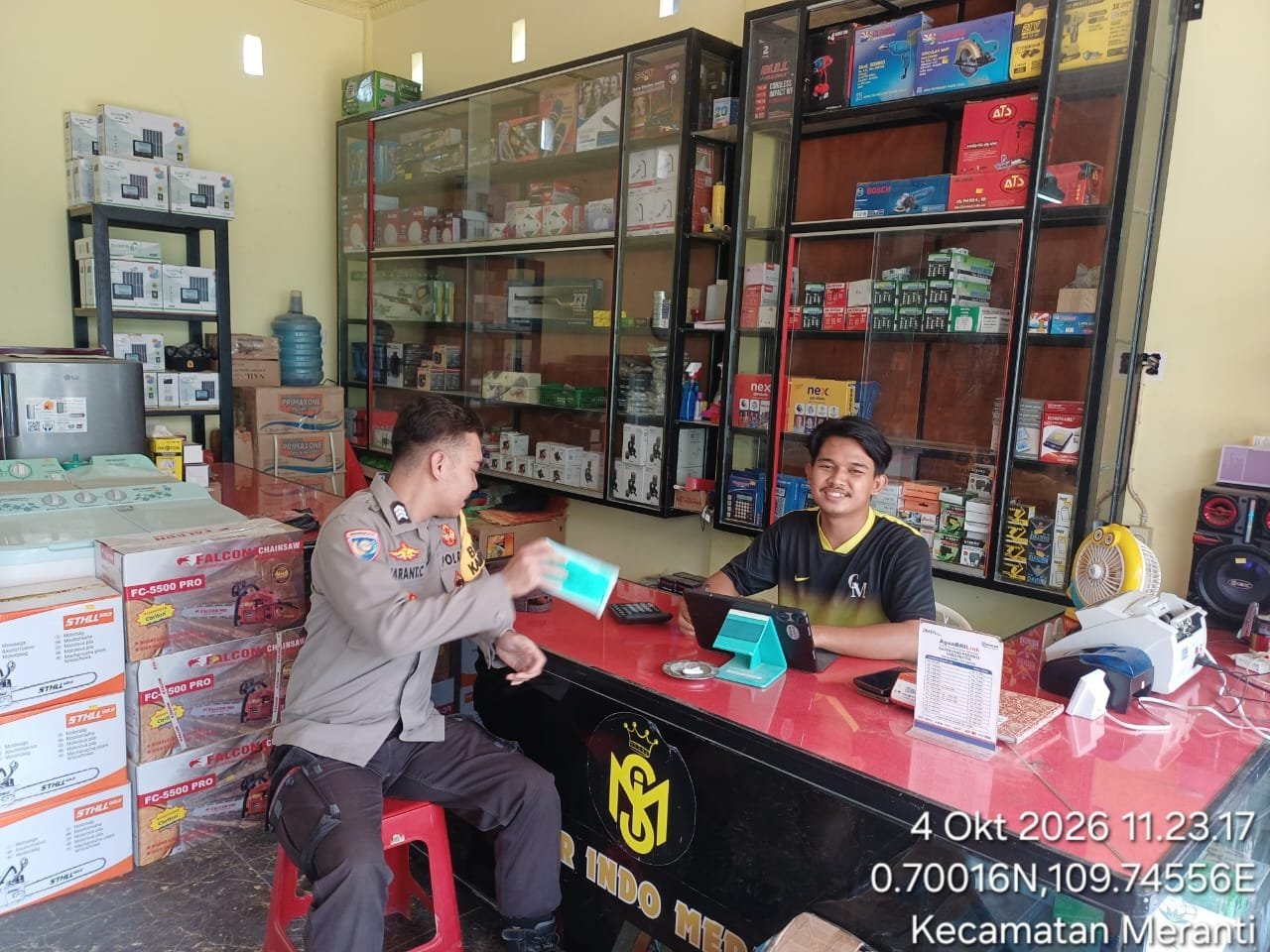 Bhabinkamtibmas Sambangi Toko, Pemilik Toko Diingatkan Waspadai Aksi Kejahatan
