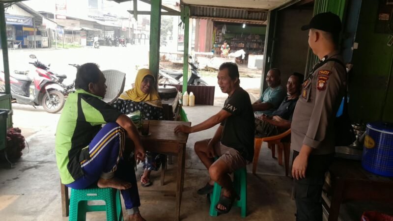Bhabinkamtibmas Polsek Mempawah Hulu Sapa Masyarakat, Sampaikan Pesan Kamtibmas