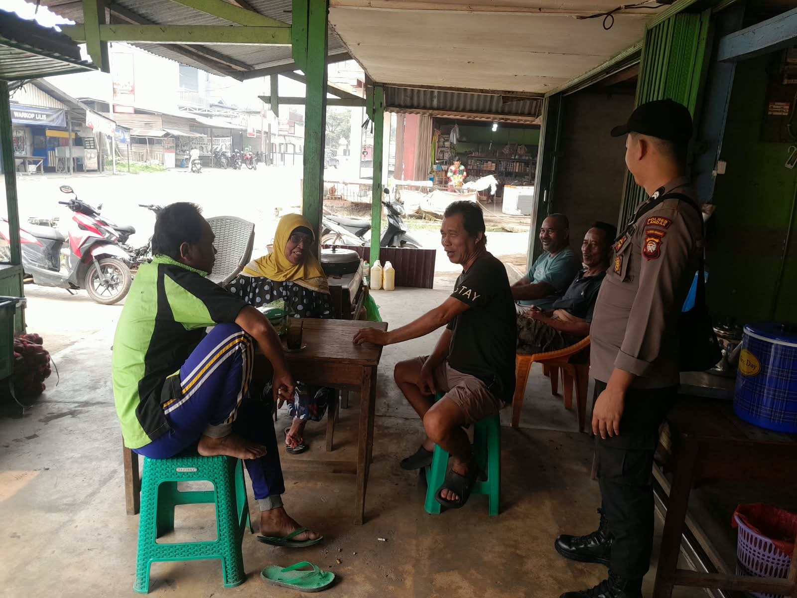 Bhabinkamtibmas Polsek Mempawah Hulu Sapa Masyarakat, Sampaikan Pesan Kamtibmas