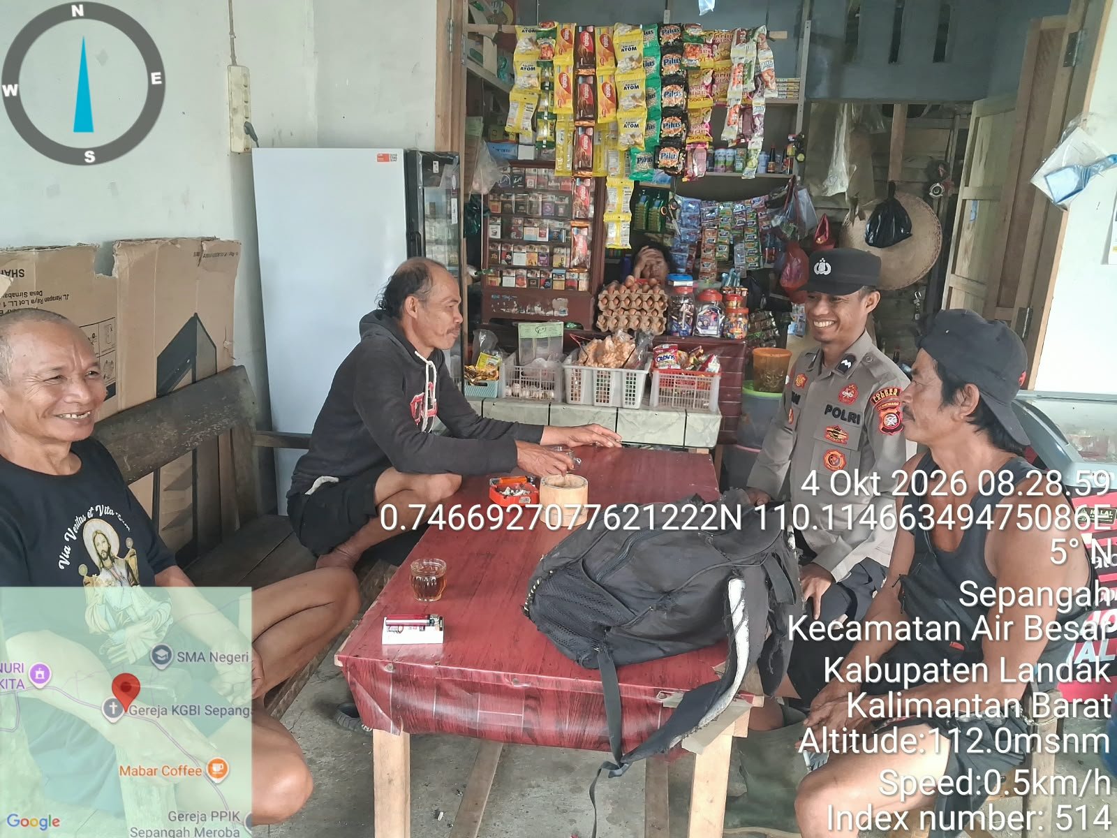 Patroli Siang Polsek Air Besar, Polisi Sapa Warga Sekaligus Ingatkan Bahaya Karhutla