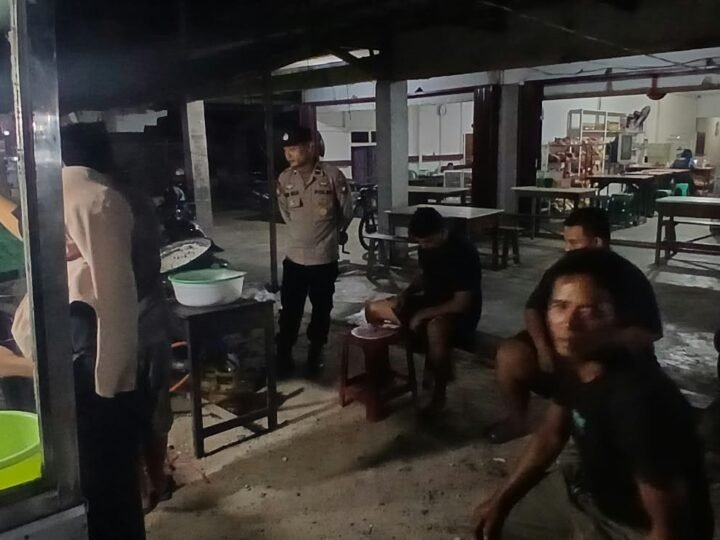 Di Tengah Patroli Malam, Polisi Mandor Sambangi Penjual Gorengan, Ini Pesan Kamtibmasnya