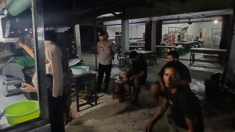 Di Tengah Patroli Malam, Polisi Mandor Sambangi Penjual Gorengan, Ini Pesan Kamtibmasnya