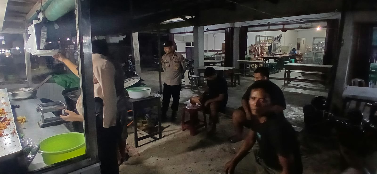 Di Tengah Patroli Malam, Polisi Mandor Sambangi Penjual Gorengan, Ini Pesan Kamtibmasnya