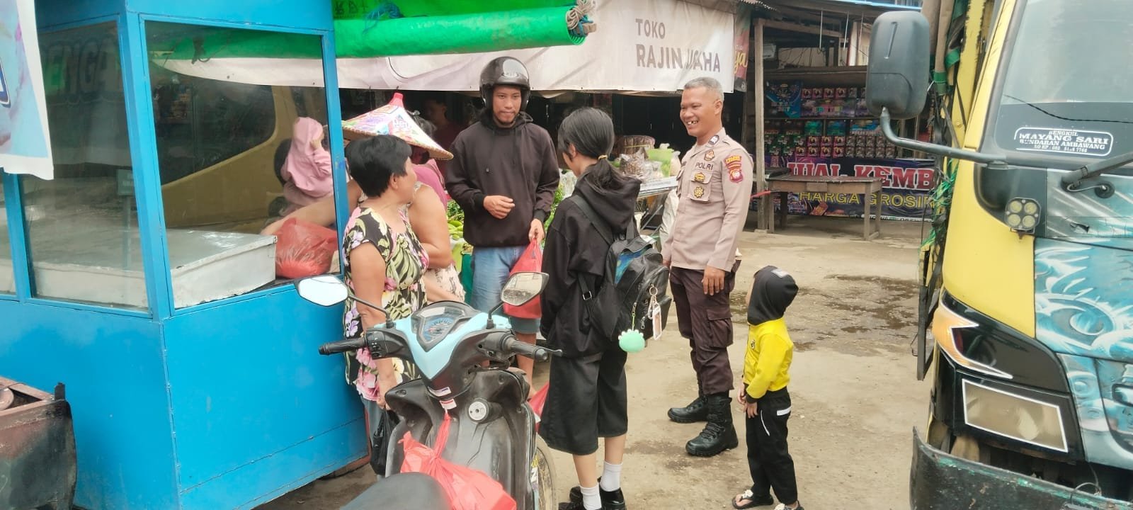 Warga Tengah Belanja Disambangi Polisi, Pesan Tegas: Waspada Jambret!