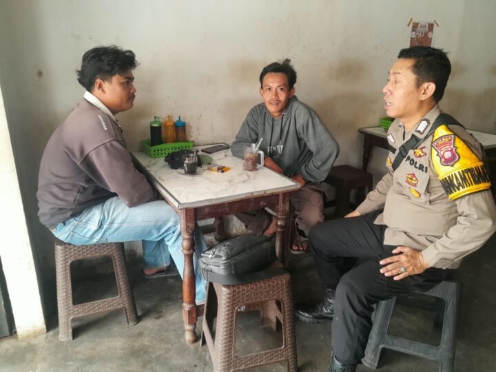 Bhabinkamtibmas Polsek Mempawah Hulu Sapa Masyarakat, Sampaikan Pesan Kamtibmas
