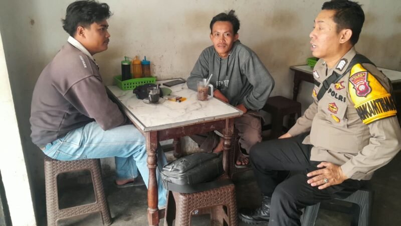 Bhabinkamtibmas Polsek Mempawah Hulu Sapa Masyarakat, Sampaikan Pesan Kamtibmas