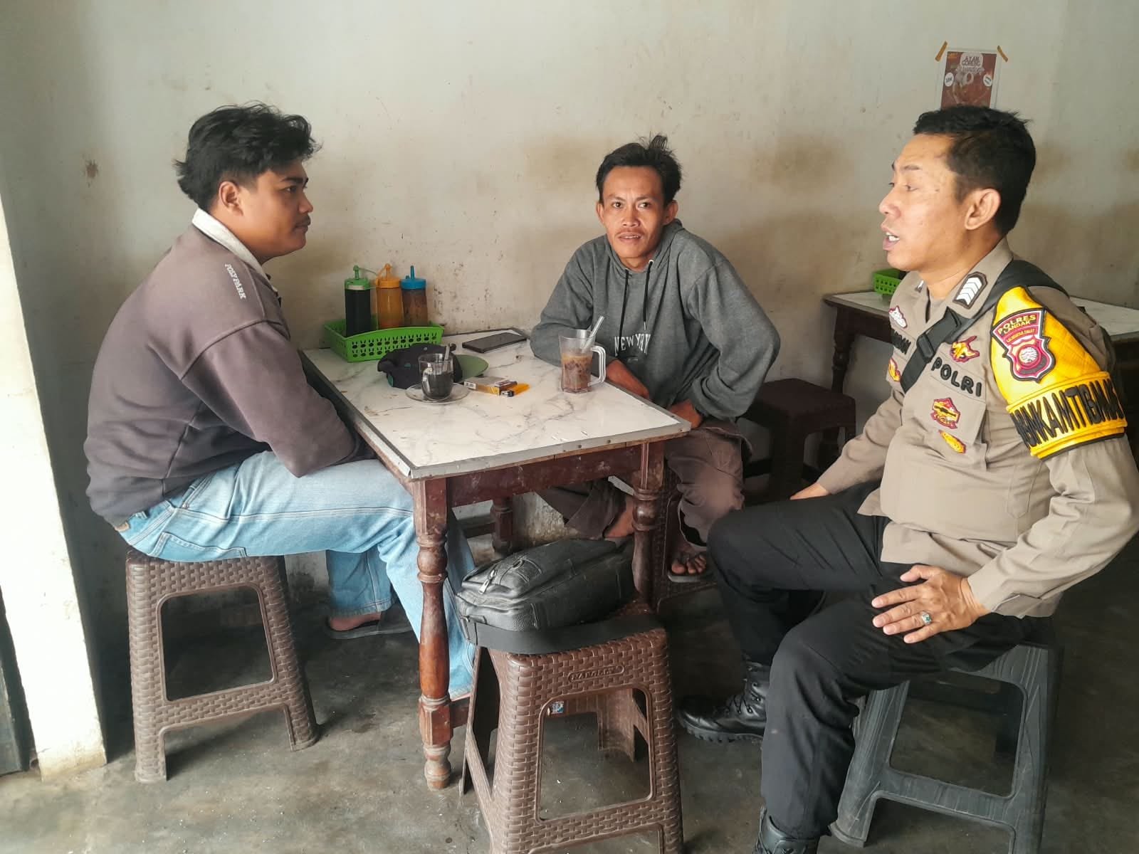 Bhabinkamtibmas Polsek Mempawah Hulu Sapa Masyarakat, Sampaikan Pesan Kamtibmas