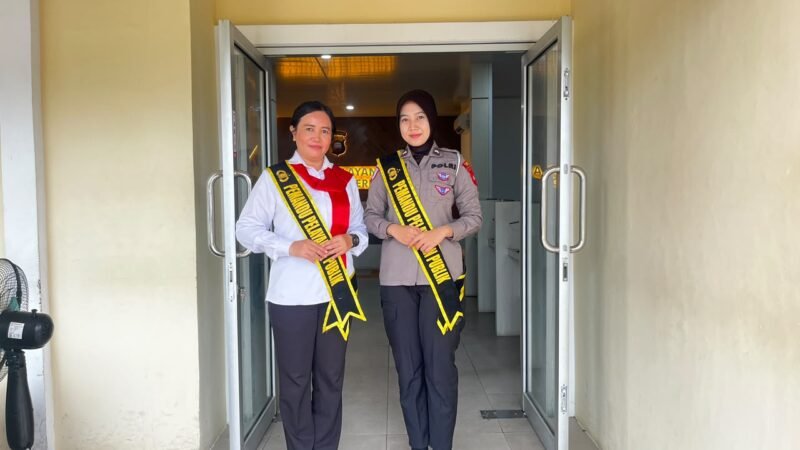 Polres Landak Terus Tingkatkan Pelayanan Publik, Dengan Diadakannya Polwan Jadi Pemandu Layanan Masyarakat Yang Datang